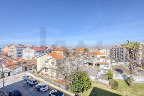 Apartamento T3+1 com Terraço (T4) - V. N. de Gaia  - Metro