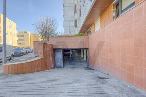 Apartamento T3+1 com Terraço (T4) - V. N. de Gaia  - Metro