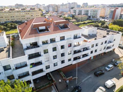 Apartamento T3+1 com Terraço (T4) - V. N. de Gaia  - Metro