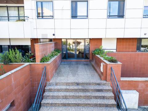 Apartamento T3+1 com Terraço (T4) - V. N. de Gaia  - Metro