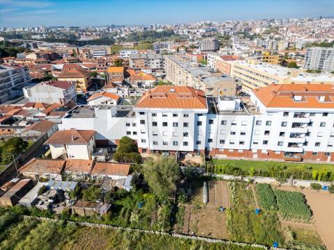 Apartamento T3+1 com Terraço (T4) - V. N. de Gaia  - Metro