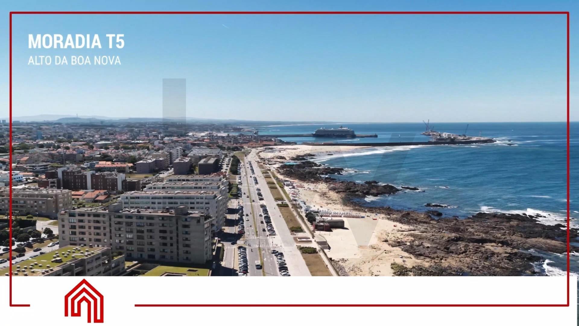 MORADIA T5 COM 3 SUITES - JARDIM E GARAGEM FECHADA — ALTO DA BOA NOVA - LEÇA DA PALMEIRA