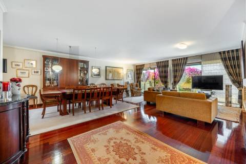 MORADIA T5 COM 3 SUITES - JARDIM E GARAGEM FECHADA — ALTO DA BOA NOVA - LEÇA DA PALMEIRA