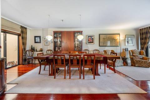 MORADIA T5 COM 3 SUITES - JARDIM E GARAGEM FECHADA — ALTO DA BOA NOVA - LEÇA DA PALMEIRA