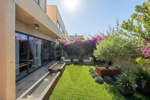 MORADIA T5 COM 3 SUITES - JARDIM E GARAGEM FECHADA — ALTO DA BOA NOVA - LEÇA DA PALMEIRA