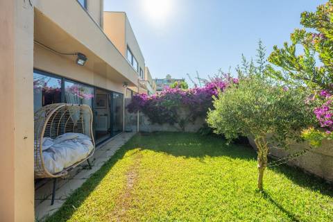 MORADIA T5 COM 3 SUITES - JARDIM E GARAGEM FECHADA — ALTO DA BOA NOVA - LEÇA DA PALMEIRA