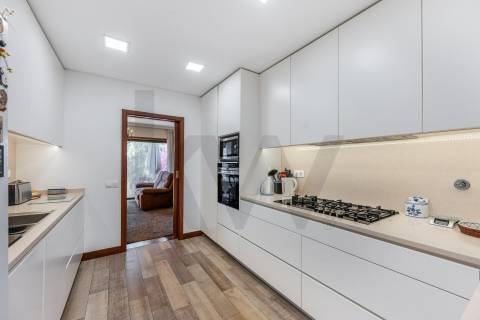 MORADIA T5 COM 3 SUITES - JARDIM E GARAGEM FECHADA — ALTO DA BOA NOVA - LEÇA DA PALMEIRA