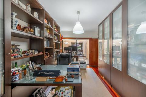 MORADIA T5 COM 3 SUITES - JARDIM E GARAGEM FECHADA — ALTO DA BOA NOVA - LEÇA DA PALMEIRA