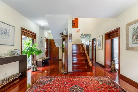 MORADIA T5 COM 3 SUITES - JARDIM E GARAGEM FECHADA — ALTO DA BOA NOVA - LEÇA DA PALMEIRA