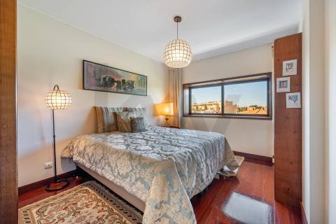 MORADIA T5 COM 3 SUITES - JARDIM E GARAGEM FECHADA — ALTO DA BOA NOVA - LEÇA DA PALMEIRA
