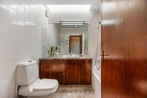 MORADIA T5 COM 3 SUITES - JARDIM E GARAGEM FECHADA — ALTO DA BOA NOVA - LEÇA DA PALMEIRA