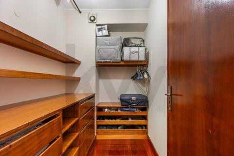 MORADIA T5 COM 3 SUITES - JARDIM E GARAGEM FECHADA — ALTO DA BOA NOVA - LEÇA DA PALMEIRA