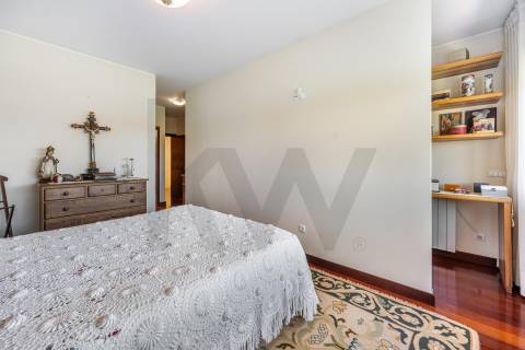 MORADIA T5 COM 3 SUITES - JARDIM E GARAGEM FECHADA — ALTO DA BOA NOVA - LEÇA DA PALMEIRA