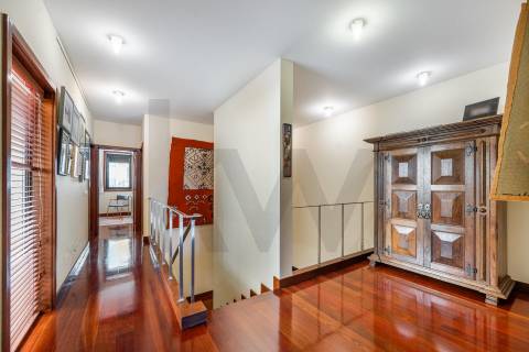 MORADIA T5 COM 3 SUITES - JARDIM E GARAGEM FECHADA — ALTO DA BOA NOVA - LEÇA DA PALMEIRA