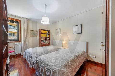 MORADIA T5 COM 3 SUITES - JARDIM E GARAGEM FECHADA — ALTO DA BOA NOVA - LEÇA DA PALMEIRA