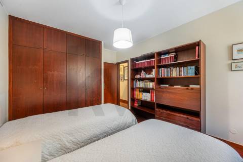 MORADIA T5 COM 3 SUITES - JARDIM E GARAGEM FECHADA — ALTO DA BOA NOVA - LEÇA DA PALMEIRA