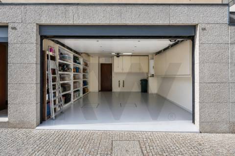 MORADIA T5 COM 3 SUITES - JARDIM E GARAGEM FECHADA — ALTO DA BOA NOVA - LEÇA DA PALMEIRA