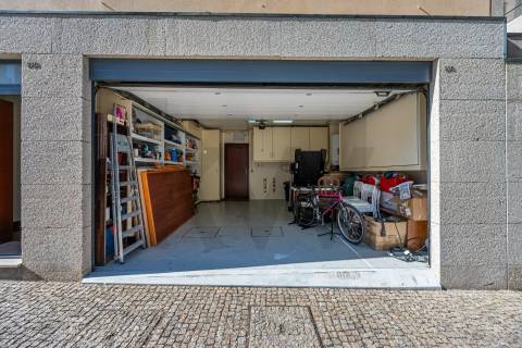 MORADIA T5 COM 3 SUITES - JARDIM E GARAGEM FECHADA — ALTO DA BOA NOVA - LEÇA DA PALMEIRA