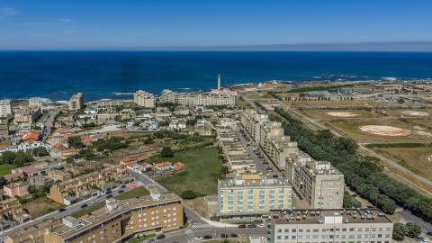 MORADIA T5 COM 3 SUITES - JARDIM E GARAGEM FECHADA — ALTO DA BOA NOVA - LEÇA DA PALMEIRA