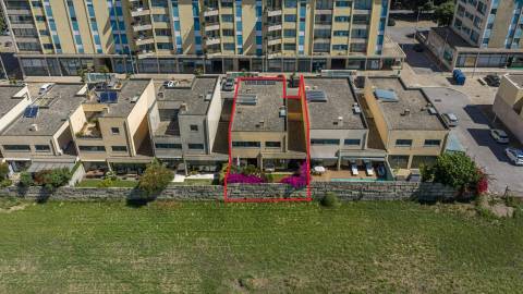 MORADIA T5 COM 3 SUITES - JARDIM E GARAGEM FECHADA — ALTO DA BOA NOVA - LEÇA DA PALMEIRA