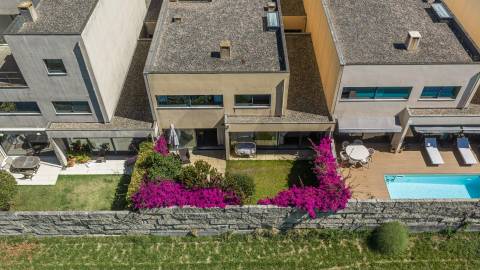 MORADIA T5 COM 3 SUITES - JARDIM E GARAGEM FECHADA — ALTO DA BOA NOVA - LEÇA DA PALMEIRA