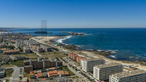 MORADIA T5 COM 3 SUITES - JARDIM E GARAGEM FECHADA — ALTO DA BOA NOVA - LEÇA DA PALMEIRA