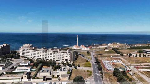 MORADIA T5 COM 3 SUITES - JARDIM E GARAGEM FECHADA — ALTO DA BOA NOVA - LEÇA DA PALMEIRA