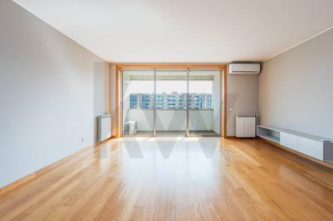 Apartamento T2 para arrendamento, com varanda e garagem, vistas desafogadas, junto à VL8