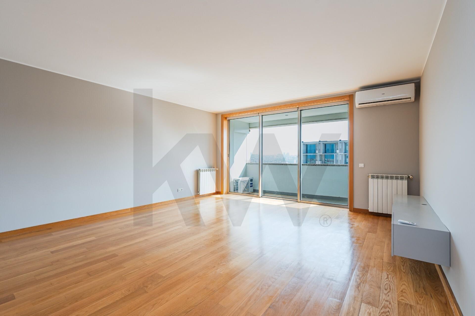 Apartamento T2 para arrendamento, com varanda e garagem, vistas desafogadas, junto à VL8