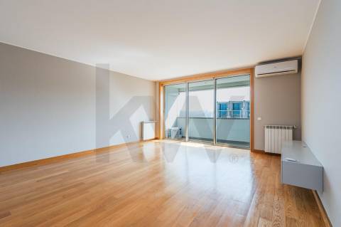 Apartamento T2 para arrendamento, com varanda e garagem, vistas desafogadas, junto à VL8