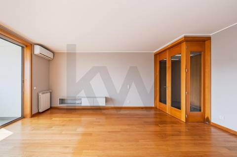 Apartamento T2 para arrendamento, com varanda e garagem, vistas desafogadas, junto à VL8