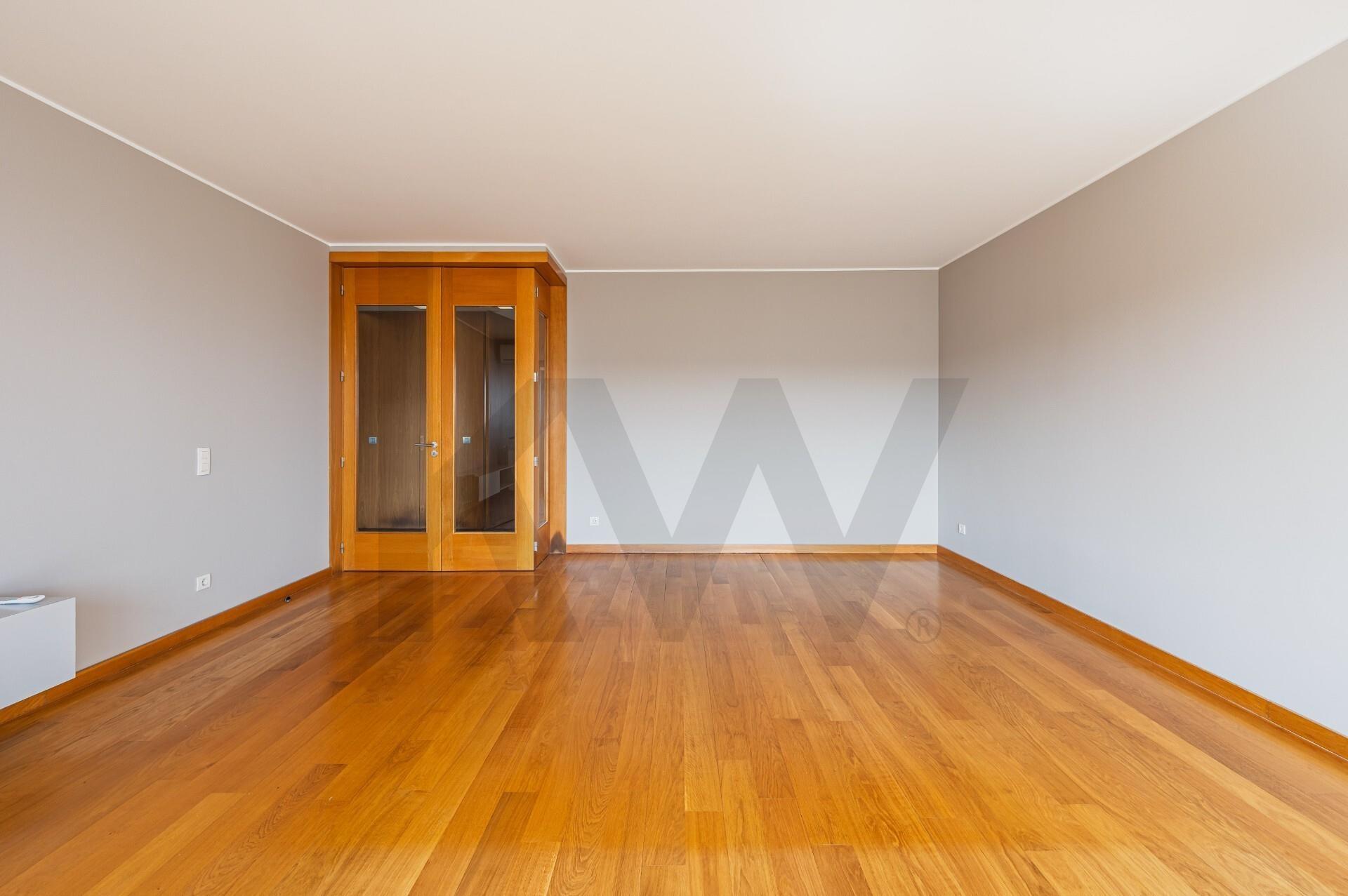 Apartamento T2 para arrendamento, com varanda e garagem, vistas desafogadas, junto à VL8