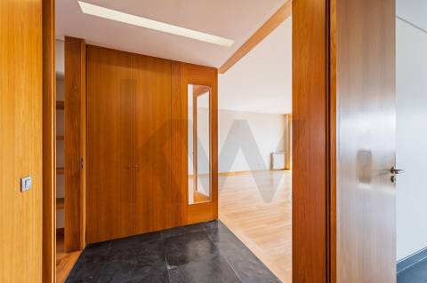 Apartamento T2 para arrendamento, com varanda e garagem, vistas desafogadas, junto à VL8