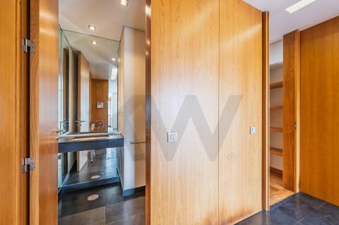 Apartamento T2 para arrendamento, com varanda e garagem, vistas desafogadas, junto à VL8