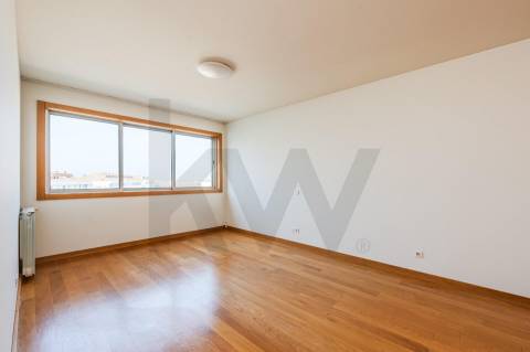 Apartamento T2 para arrendamento, com varanda e garagem, vistas desafogadas, junto à VL8