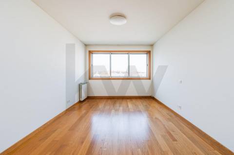 Apartamento T2 para arrendamento, com varanda e garagem, vistas desafogadas, junto à VL8