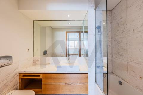 Apartamento T2 para arrendamento, com varanda e garagem, vistas desafogadas, junto à VL8