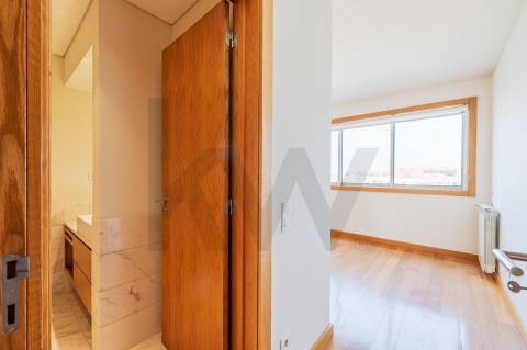 Apartamento T2 para arrendamento, com varanda e garagem, vistas desafogadas, junto à VL8