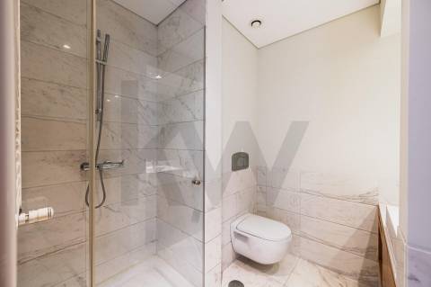 Apartamento T2 para arrendamento, com varanda e garagem, vistas desafogadas, junto à VL8