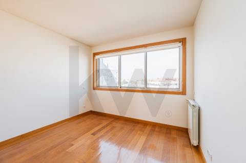 Apartamento T2 para arrendamento, com varanda e garagem, vistas desafogadas, junto à VL8