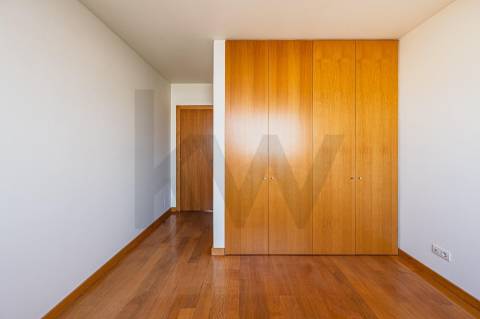 Apartamento T2 para arrendamento, com varanda e garagem, vistas desafogadas, junto à VL8