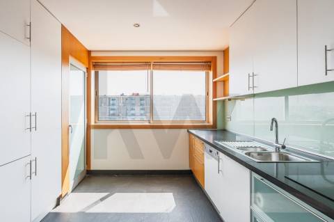 Apartamento T2 para arrendamento, com varanda e garagem, vistas desafogadas, junto à VL8