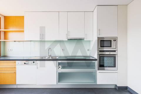 Apartamento T2 para arrendamento, com varanda e garagem, vistas desafogadas, junto à VL8
