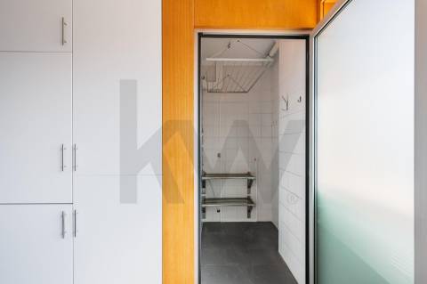 Apartamento T2 para arrendamento, com varanda e garagem, vistas desafogadas, junto à VL8