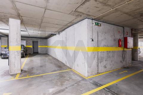 Apartamento T2 para arrendamento, com varanda e garagem, vistas desafogadas, junto à VL8