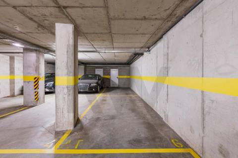 Apartamento T2 para arrendamento, com varanda e garagem, vistas desafogadas, junto à VL8