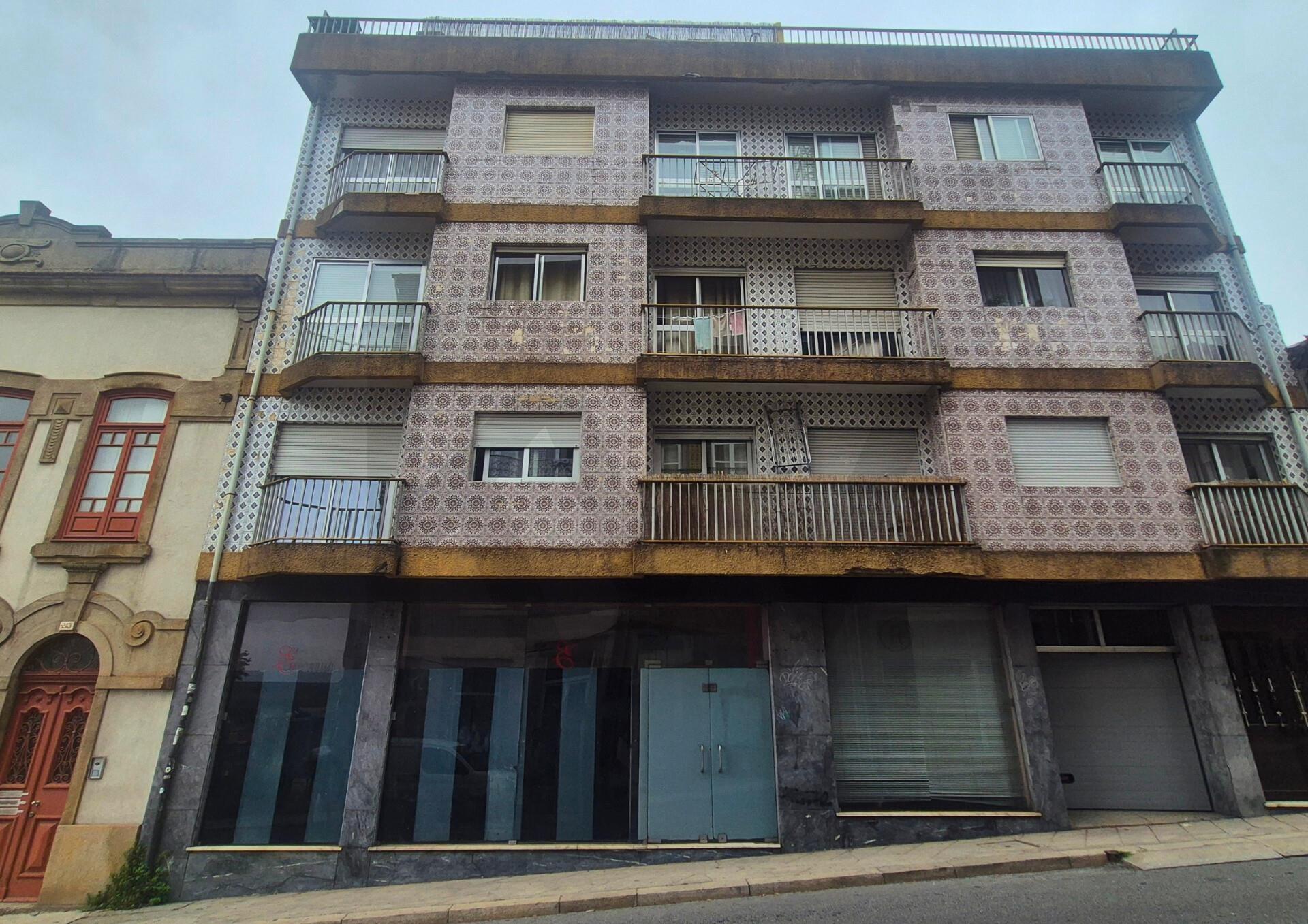 Espaço comercial para conversão em duas frações em Campo 24 de Agosto, Porto