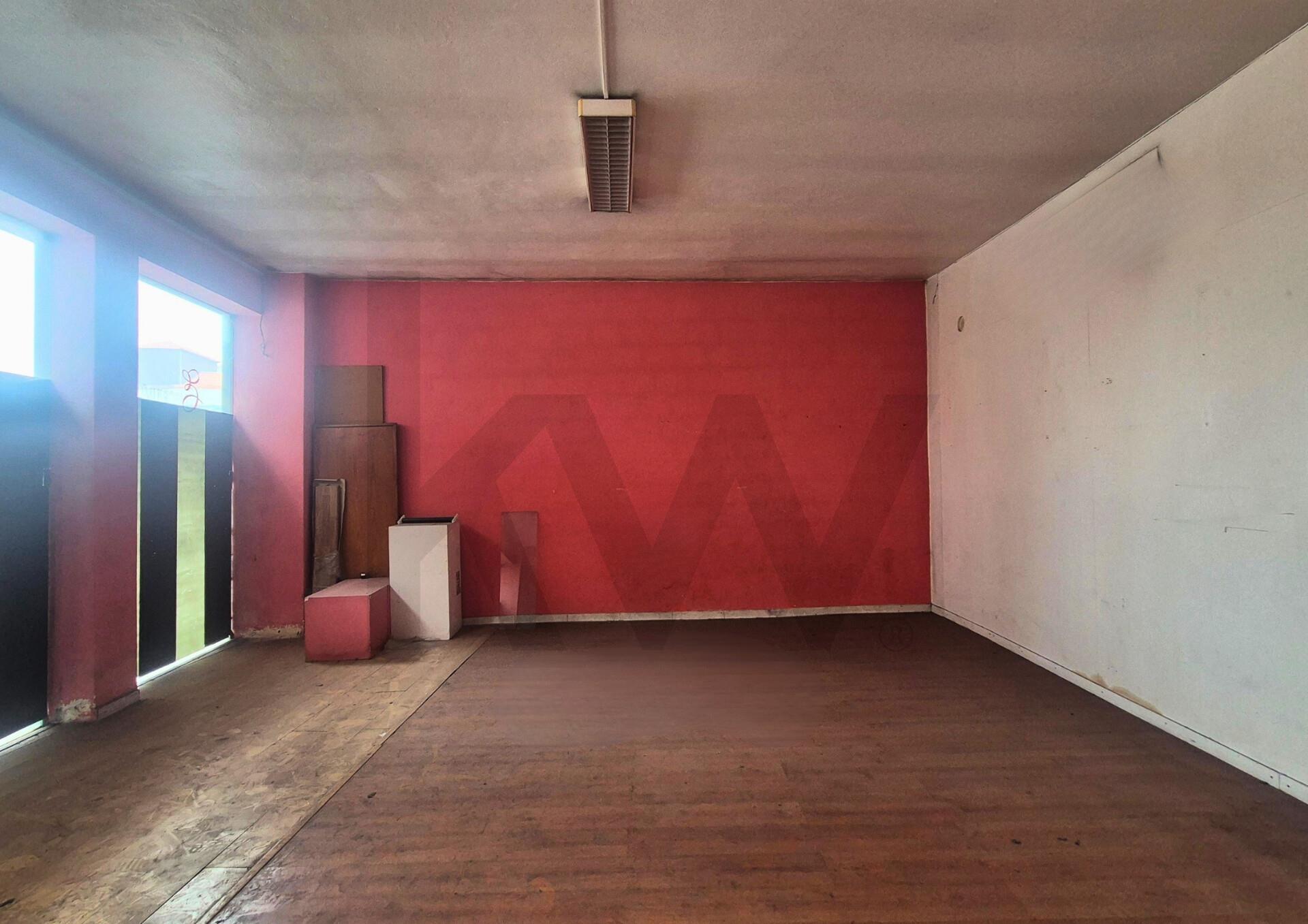 Espaço comercial para conversão em duas frações em Campo 24 de Agosto, Porto