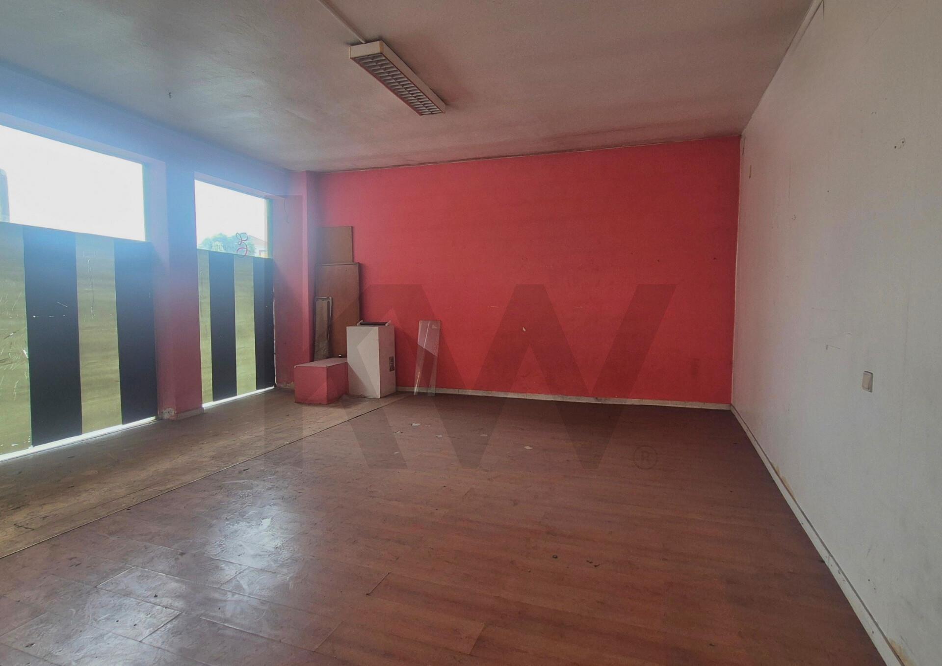 Espaço comercial para conversão em duas frações em Campo 24 de Agosto, Porto