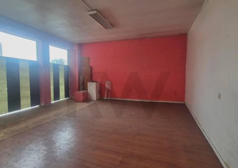 Espaço comercial para conversão em duas frações em Campo 24 de Agosto, Porto